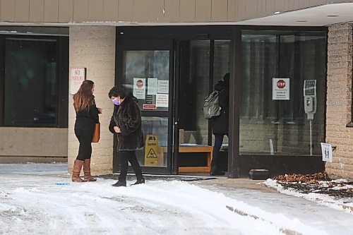 MIKE DEAL / WINNIPEG FREE PRESS
People enter the Golden Links Lodge at 2280 St. Marys Road Friday morning. 
201119 - Friday, November 19, 2020.