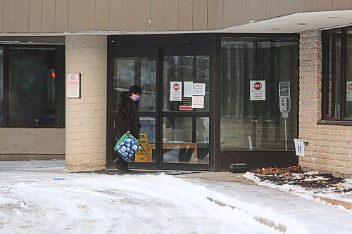 MIKE DEAL / WINNIPEG FREE PRESS
People enter the Golden Links Lodge at 2280 St. Marys Road Friday morning. 
201119 - Friday, November 19, 2020.