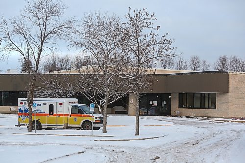 MIKE DEAL / WINNIPEG FREE PRESS
An ambulance sits outside the Golden Links Lodge at 2280 St. Marys Road Friday morning. 
201119 - Friday, November 19, 2020.