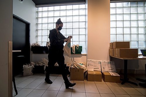 Mike Sudoma / Winnipeg Free Press
A Good Local employee (name withheld) finalizes local orders and gets them ready for the first day of delivery Friday
November 20, 2020