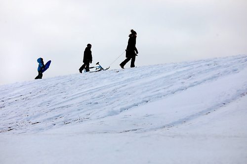 RUTH BONNEVILLE / WINNIPEG FREE PRESS

Local - Sno much fun! Standup

A young family makes their way up to the top of the hill getting set to toboggan in the fresh fallen snow at Victoria Jason Park in Transcona

Nov 20th,  2020