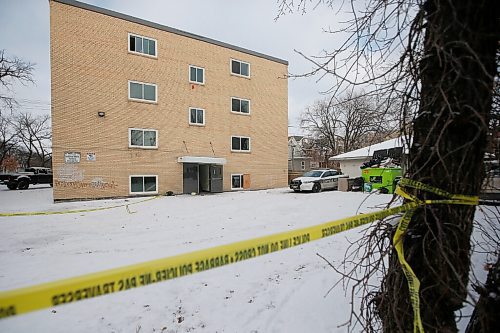 JOHN WOODS / WINNIPEG FREE PRESS
Police investigate a murder at 355 Charles St in Winnipeg Sunday, November 22, 2020. 

Reporter: ?