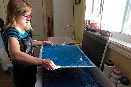 JESSE BOILY  / WINNIPEG FREE PRESS
Milli Flaig-Hooper, an artist who makes their own paper creating mixed media pieces, pulls the screen from the paper pulp slurry in their home studio in Matlock on Sunday. Sunday, Nov. 22, 2020.
Reporter: Dave 
