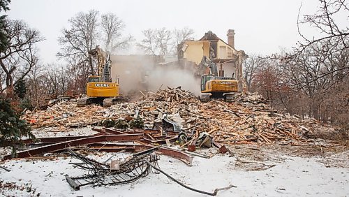 MIKE DEAL / WINNIPEG FREE PRESS
The house at 514 Wellington Crescent was torn down Wednesday morning after a long battle with area residents and heritage advocates who wanted it saved.
201125 - Wednesday, November 25, 2020.
