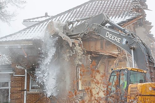 MIKE DEAL / WINNIPEG FREE PRESS
The house at 514 Wellington Crescent was torn down Wednesday morning after a long battle with area residents and heritage advocates who wanted it saved.
201125 - Wednesday, November 25, 2020.