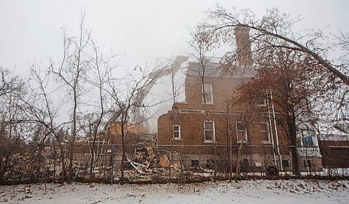 MIKE DEAL / WINNIPEG FREE PRESS
The house at 514 Wellington Crescent was torn down Wednesday morning after a long battle with area residents and heritage advocates who wanted it saved.
201125 - Wednesday, November 25, 2020.