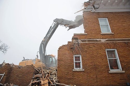 MIKE DEAL / WINNIPEG FREE PRESS
The house at 514 Wellington Crescent was torn down Wednesday morning after a long battle with area residents and heritage advocates who wanted it saved.
201125 - Wednesday, November 25, 2020.