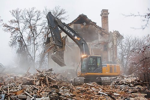 MIKE DEAL / WINNIPEG FREE PRESS
The house at 514 Wellington Crescent was torn down Wednesday morning after a long battle with area residents and heritage advocates who wanted it saved.
201125 - Wednesday, November 25, 2020.