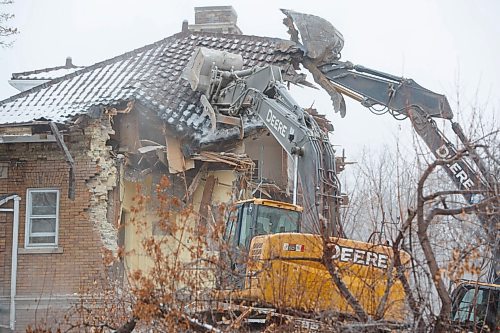 MIKE DEAL / WINNIPEG FREE PRESS
The house at 514 Wellington Crescent was torn down Wednesday morning after a long battle with area residents and heritage advocates who wanted it saved.
201125 - Wednesday, November 25, 2020.