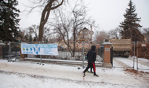 MIKE DEAL / WINNIPEG FREE PRESS
The house at 514 Wellington Crescent was torn down Wednesday morning after a long battle with area residents and heritage advocates who wanted it saved.
201125 - Wednesday, November 25, 2020.