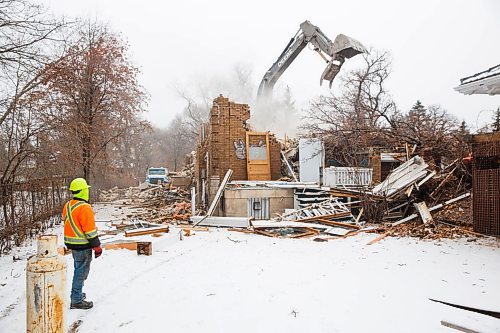 MIKE DEAL / WINNIPEG FREE PRESS
The house at 514 Wellington Crescent was torn down Wednesday morning after a long battle with area residents and heritage advocates who wanted it saved.
201125 - Wednesday, November 25, 2020.