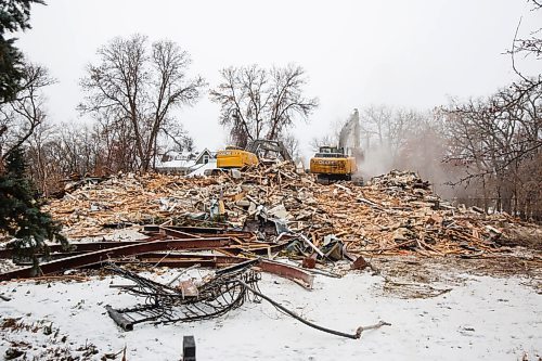 MIKE DEAL / WINNIPEG FREE PRESS
The house at 514 Wellington Crescent was torn down Wednesday morning after a long battle with area residents and heritage advocates who wanted it saved.
201125 - Wednesday, November 25, 2020.