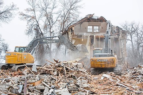 MIKE DEAL / WINNIPEG FREE PRESS
The house at 514 Wellington Crescent was torn down Wednesday morning after a long battle with area residents and heritage advocates who wanted it saved.
201125 - Wednesday, November 25, 2020.