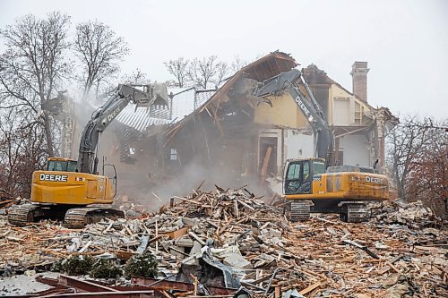 MIKE DEAL / WINNIPEG FREE PRESS
The house at 514 Wellington Crescent was torn down Wednesday morning after a long battle with area residents and heritage advocates who wanted it saved.
201125 - Wednesday, November 25, 2020.