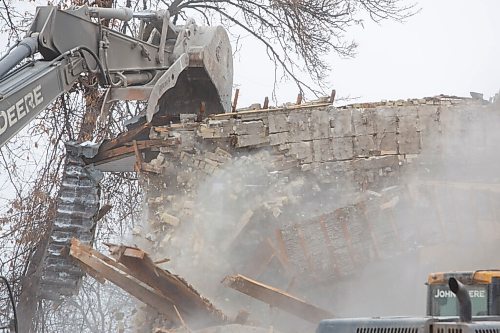 MIKE DEAL / WINNIPEG FREE PRESS
The house at 514 Wellington Crescent was torn down Wednesday morning after a long battle with area residents and heritage advocates who wanted it saved.
201125 - Wednesday, November 25, 2020.