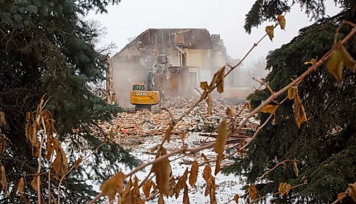 MIKE DEAL / WINNIPEG FREE PRESS
The house at 514 Wellington Crescent was torn down Wednesday morning after a long battle with area residents and heritage advocates who wanted it saved.
201125 - Wednesday, November 25, 2020.