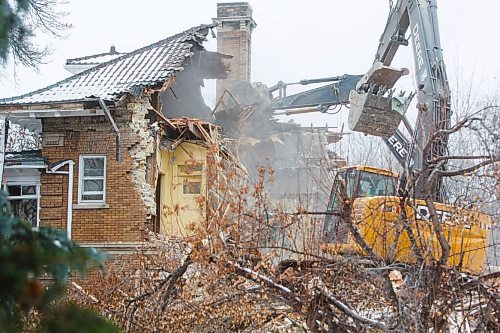 MIKE DEAL / WINNIPEG FREE PRESS
The house at 514 Wellington Crescent was torn down Wednesday morning after a long battle with area residents and heritage advocates who wanted it saved.
201125 - Wednesday, November 25, 2020.