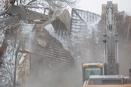 MIKE DEAL / WINNIPEG FREE PRESS
The house at 514 Wellington Crescent was torn down Wednesday morning after a long battle with area residents and heritage advocates who wanted it saved.
201125 - Wednesday, November 25, 2020.