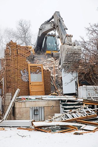 MIKE DEAL / WINNIPEG FREE PRESS
The house at 514 Wellington Crescent was torn down Wednesday morning after a long battle with area residents and heritage advocates who wanted it saved.
201125 - Wednesday, November 25, 2020.