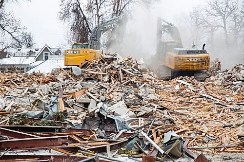 MIKE DEAL / WINNIPEG FREE PRESS
The house at 514 Wellington Crescent was torn down Wednesday morning after a long battle with area residents and heritage advocates who wanted it saved.
201125 - Wednesday, November 25, 2020.