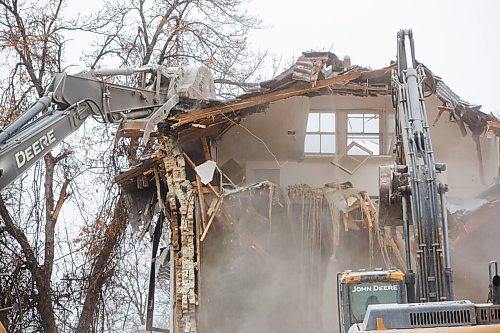 MIKE DEAL / WINNIPEG FREE PRESS
The house at 514 Wellington Crescent was torn down Wednesday morning after a long battle with area residents and heritage advocates who wanted it saved.
201125 - Wednesday, November 25, 2020.