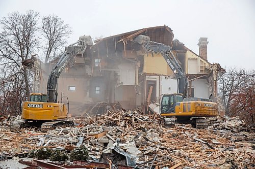 MIKE DEAL / WINNIPEG FREE PRESS
The house at 514 Wellington Crescent was torn down Wednesday morning after a long battle with area residents and heritage advocates who wanted it saved.
201125 - Wednesday, November 25, 2020.