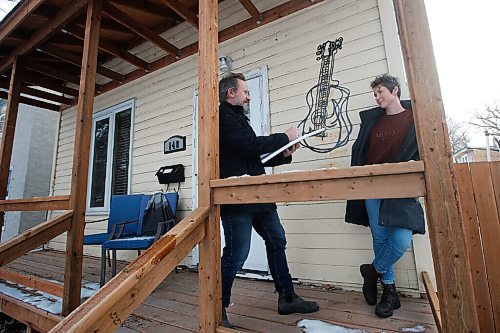 JOHN WOODS / WINNIPEG FREE PRESS
Shawna and James Culleton, program director and drawing instructor, respectively, at Forum Art Centre pose for a photo outside their home in Winnipeg Wednesday, November 25, 2020. The couple run online art classes.

Reporter: Wasney