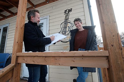 JOHN WOODS / WINNIPEG FREE PRESS
Shawna and James Culleton, program director and drawing instructor, respectively, at Forum Art Centre pose for a photo outside their home in Winnipeg Wednesday, November 25, 2020. The couple run online art classes.

Reporter: Wasney