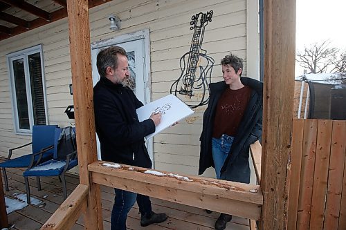 JOHN WOODS / WINNIPEG FREE PRESS
Shawna and James Culleton, program director and drawing instructor, respectively, at Forum Art Centre pose for a photo outside their home in Winnipeg Wednesday, November 25, 2020. The couple run online art classes.

Reporter: Wasney