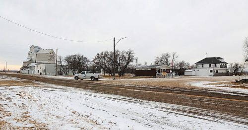 MIKE DEAL / WINNIPEG FREE PRESS
Main Street in Glenella, MB. 
201125 - Wednesday, November 25, 2020