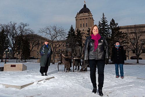 JESSE BOILY  / WINNIPEG FREE PRESS
(Left to Right) Lynette Phyfe, Karen Wiebe and Linda Hamilton, who are all members of local sisterhood PEO International, stop for a photo next to the Famous Five Monument on Wednesday. Wednesday, Nov. 25, 2020.
Reporter: EPP / Philanthropy