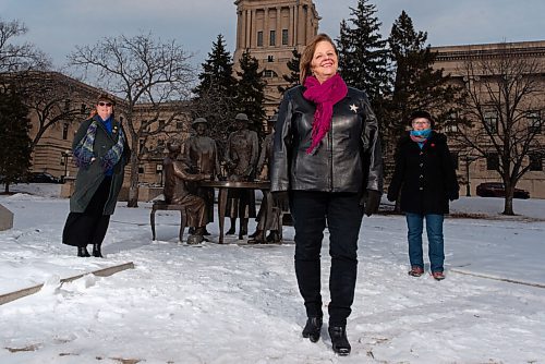 JESSE BOILY  / WINNIPEG FREE PRESS
(Left to Right) Lynette Phyfe, Karen Wiebe and Linda Hamilton, who are all members of local sisterhood PEO International, stop for a photo next to the Famous Five Monument on Wednesday. Wednesday, Nov. 25, 2020.
Reporter: EPP / Philanthropy