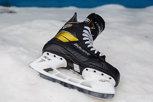 MIKE DEAL / WINNIPEG FREE PRESS
Gerald Haasbeek of Royal Sports at 750 Pembina Hwy. They focus a lot on hockey and snowboarding, but they also have winter boots and apparel as well as recreational skates if and when the River Trail opens.
Bauer Supreme skates with recreational models starting at $99 and up to $999 for competitive ones.
See Al Small story
201124 - Tuesday, November 24, 2020.