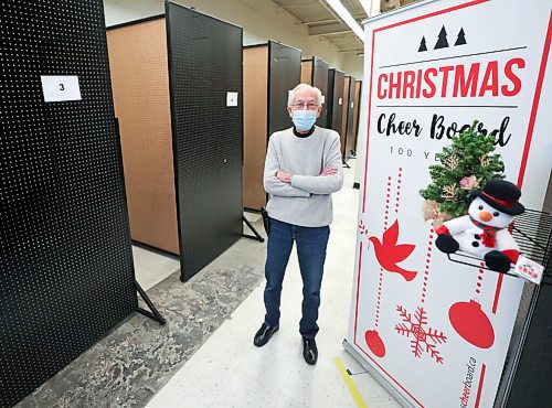 RUTH BONNEVILLE / WINNIPEG FREE PRESS

LOCAL - cheer board

Miracle on Mountain kickoff photo

Photo of Kai Madsen with next to a long line of cubicles where volunteers are taking orders at the Christmas Cheer Board Friday. 

This is for Saturday

Nov 27th,   2020