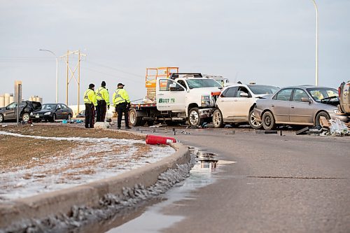 Mike Sudoma / Winnipeg Free Press
Winnipeg Police investigate the scene of a traffic accident on Kenaston Blvd Friday afternoon. The accident involving seven cars ended with 5 people being transported to hospital. One in critical condition, two in unstable condition and 2 in stable condition.
November 27, 2020