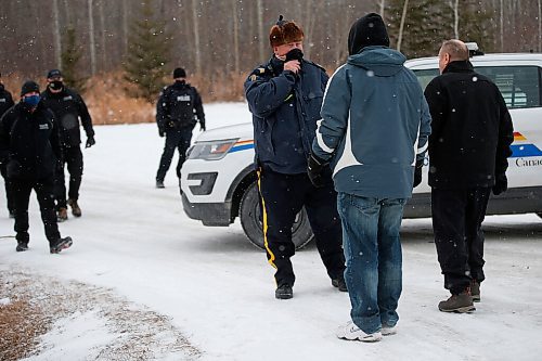 JOHN WOODS / WINNIPEG FREE PRESS
RCMP officers and Manitoba Justice officials turn people away and blocked the entrance to Church of God Restoration in Sarto, just south of Steinbach, to enforce Manitoba Health COVID-19 orders Sunday, November 29, 2020. 

Reporter: Abas
