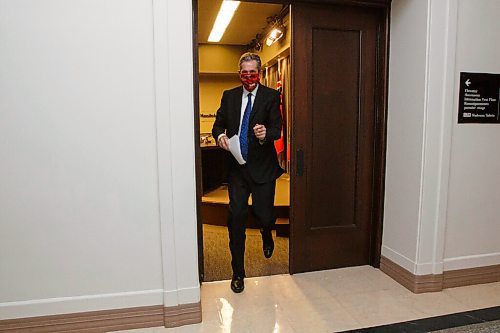 MIKE DEAL / WINNIPEG FREE PRESS
Premier Brian Pallister speaks during a COVID-19 enforcement update Tuesday morning at the Manitoba Legislative building.
201201 - Tuesday, December 01, 2020.