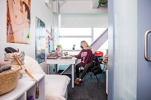 MIKAELA MACKENZIE / WINNIPEG FREE PRESS

Danielle Maillet-Goodfellow poses for a portrait in her room in Pembina Hall residence at the University of Manitoba in Winnipeg on Tuesday, Dec. 1, 2020. For Ben Waldman story.

Winnipeg Free Press 2020