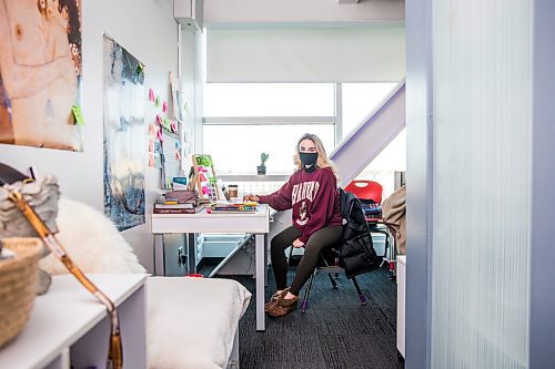 MIKAELA MACKENZIE / WINNIPEG FREE PRESS

Danielle Maillet-Goodfellow poses for a portrait in her room in Pembina Hall residence at the University of Manitoba in Winnipeg on Tuesday, Dec. 1, 2020. For Ben Waldman story.

Winnipeg Free Press 2020