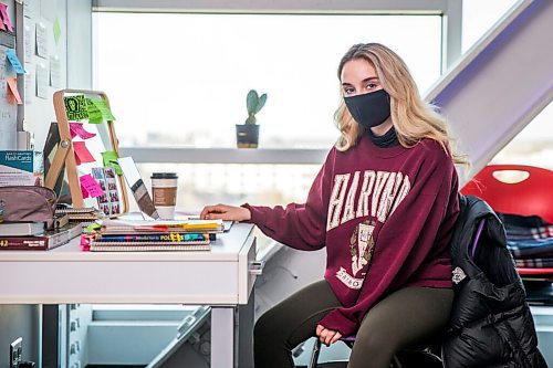 MIKAELA MACKENZIE / WINNIPEG FREE PRESS

Danielle Maillet-Goodfellow poses for a portrait in her room in Pembina Hall residence at the University of Manitoba in Winnipeg on Tuesday, Dec. 1, 2020. For Ben Waldman story.

Winnipeg Free Press 2020