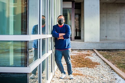 MIKAELA MACKENZIE / WINNIPEG FREE PRESS

Nik Kapoor poses for a portrait in front of Pembina Hall residence at the University of Manitoba in Winnipeg on Tuesday, Dec. 1, 2020. For Ben Waldman story.

Winnipeg Free Press 2020