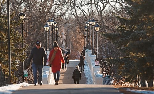 MIKE DEAL / WINNIPEG FREE PRESS
With a sunny high of 1C people made the time to get some walking in over the footbridge to Assiniboine Park Wednesday afternoon.
201202 - Wednesday, December 02, 2020.