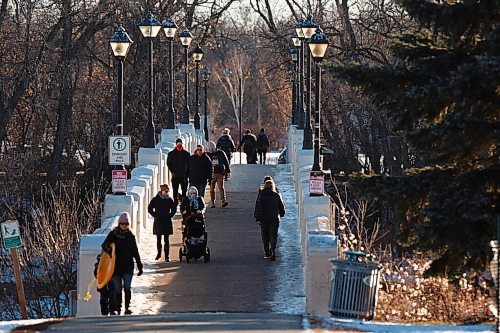 MIKE DEAL / WINNIPEG FREE PRESS
With a sunny high of 1C people made the time to get some walking in over the footbridge to Assiniboine Park Wednesday afternoon.
201202 - Wednesday, December 02, 2020.