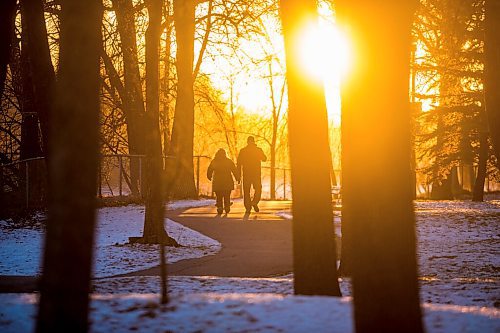 MIKAELA MACKENZIE / WINNIPEG FREE PRESS

Folks enjoy the warm evening in Kildonan Park in Winnipeg on Wednesday, Dec. 2, 2020. For climate story.

Winnipeg Free Press 2020