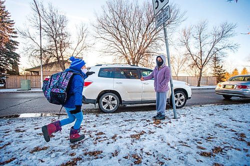 MIKAELA MACKENZIE / WINNIPEG FREE PRESS

Yodit Newet picks up her daughter, Redeat Eschetu (10), at Sun Valley School in Winnipeg on Wednesday, Dec. 2, 2020. For Maggie/Kellen story.

Winnipeg Free Press 2020