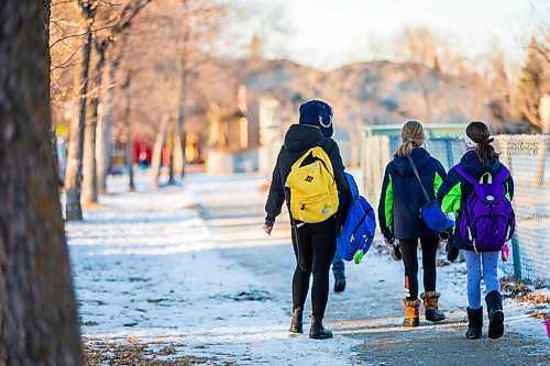 MIKAELA MACKENZIE / WINNIPEG FREE PRESS

Melissa Kernaghan picks up her kids at Sun Valley School in Winnipeg on Wednesday, Dec. 2, 2020. For Maggie/Kellen story.

Winnipeg Free Press 2020