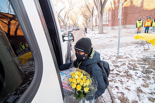 Mike Sudoma / Winnipeg Free Press
Gebreal, a student in the West Broadway Youth Outreach after school program, boards a limousine while holding pizza and flowers, all awarded by the WBYO for achieving improved marks on his latest report as a result of the WBYOs after school homework program.
December 3, 2020
