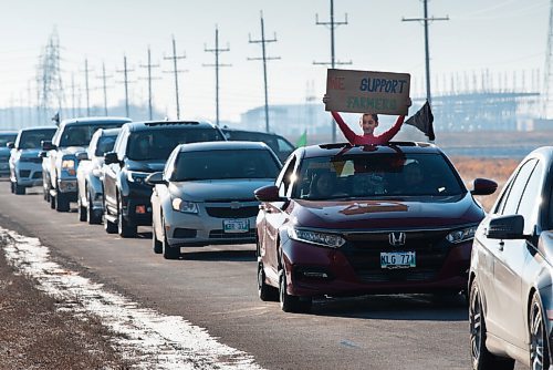 JESSE BOILY  / WINNIPEG FREE PRESS
Cars lined Pipeline Rd and looped around on to the Perimeter Hwy for the Kissan Rally in support of farmers on Sunday.  Sunday, Dec. 6, 2020.
Reporter: Ryan Thorpe