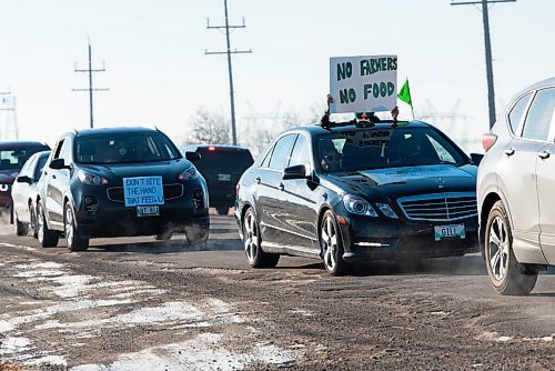 JESSE BOILY  / WINNIPEG FREE PRESS
Cars lined Pipeline Rd for the Kissan Rally in support of farmers on Sunday.   Sunday, Dec. 6, 2020.
Reporter: Ryan Thorpe