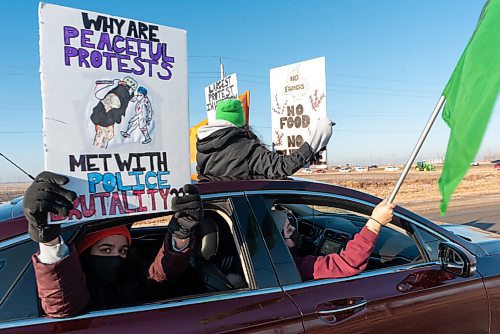 JESSE BOILY  / WINNIPEG FREE PRESS
A demonstrators display signs as they drive by to show their support at the Kissan Rally in support of farmers on Sunday.   Sunday, Dec. 6, 2020.
Reporter: Ryan Thorpe